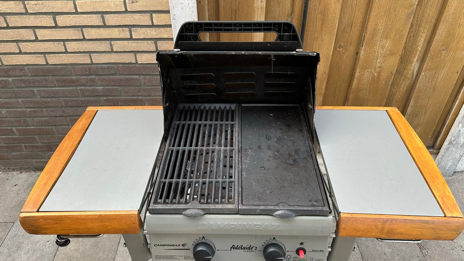 Campingaz Adelaide 2 gasbarbecue met hoes, Ophalen, Gebruikt