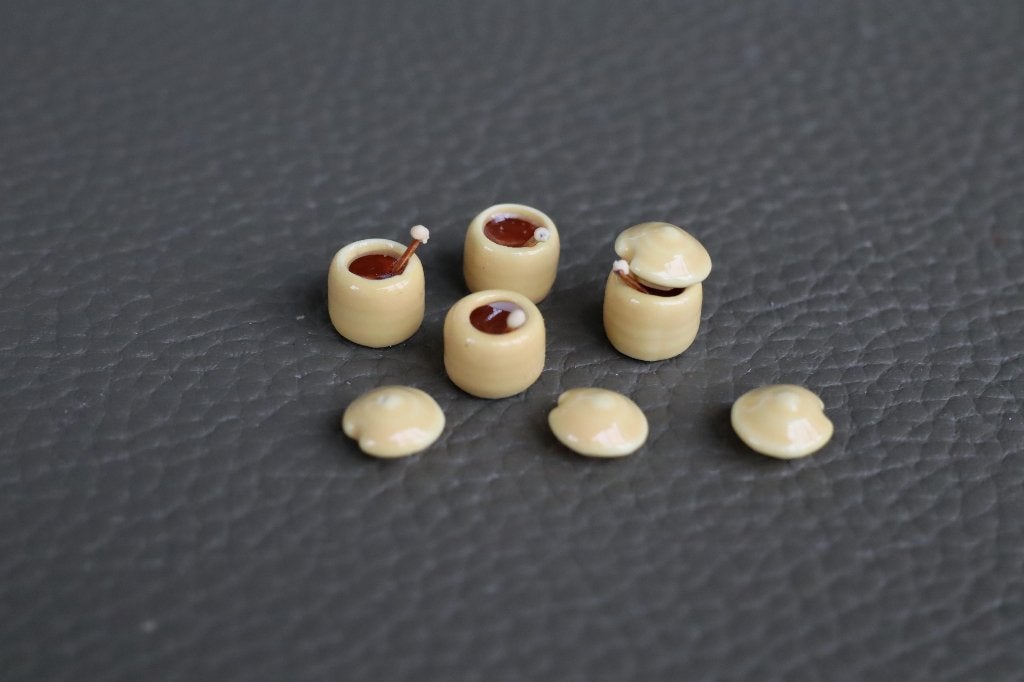 Piepkleine gevulde porseleinen honingpotjes van 0,7 cm hoog., Ophalen of Verzenden, Nieuw, Gebruiksvoorwerp