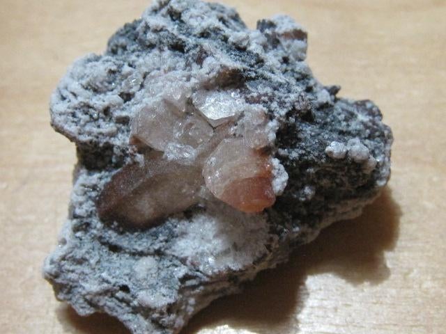min. 8x ruwe edelsteen TOPAAS in matrix (2) kluster, Verzenden, Mineraal