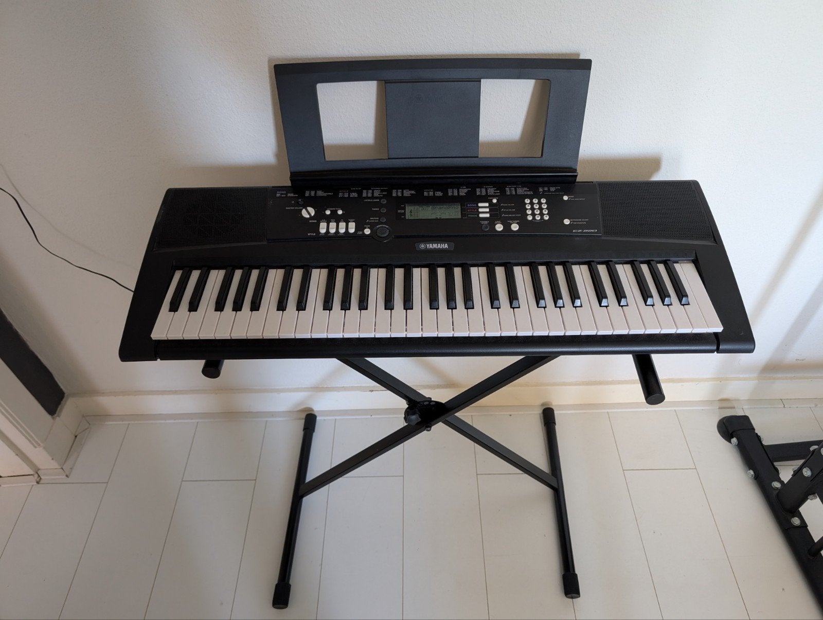 Yamaha EZ-220 Keyboard met verlichte toetsen en standaard, Ophalen, 61 toetsen, Yamaha, Met standaard