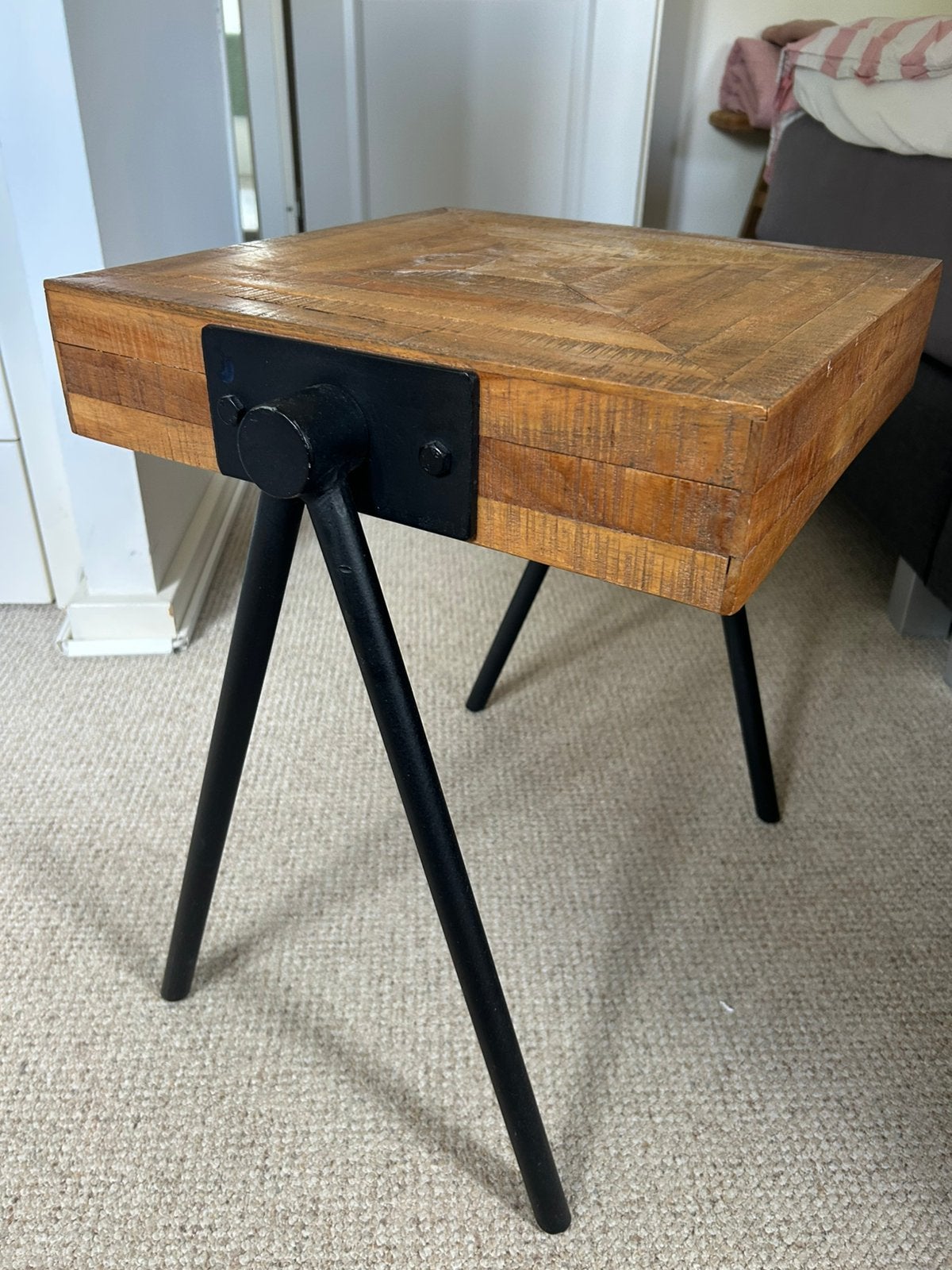 Houten bijzettafeltje met zwart stalen onderframe, Ophalen, Minder dan 45 cm, Minder dan 55 cm, Vierkant