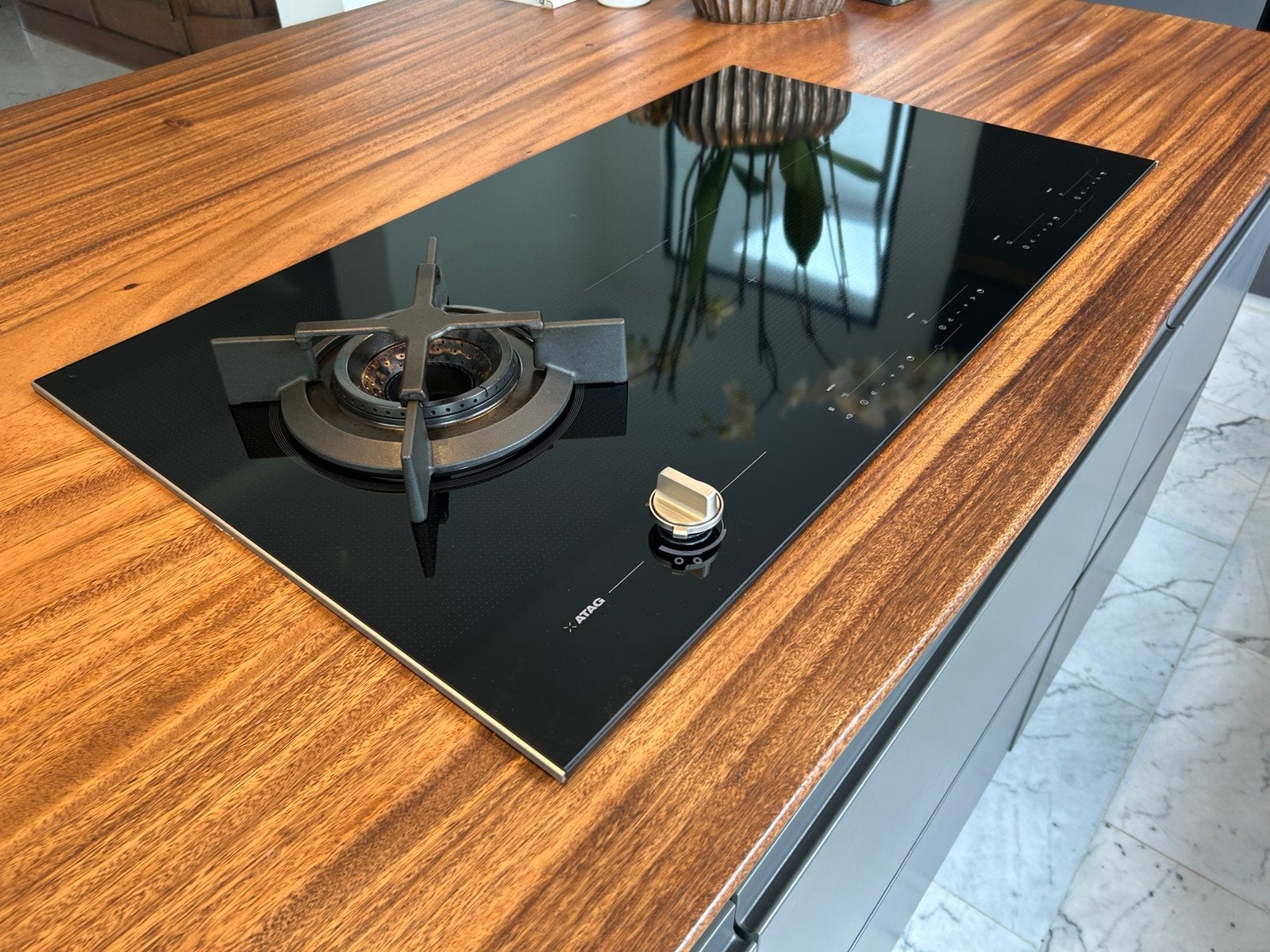 Atag 90 cm inductie 4 zone kookplaat met gas wok IG9571MBA, Witgoed en Apparatuur, Kookplaten, Ophalen, Zo goed als nieuw, Inbouw