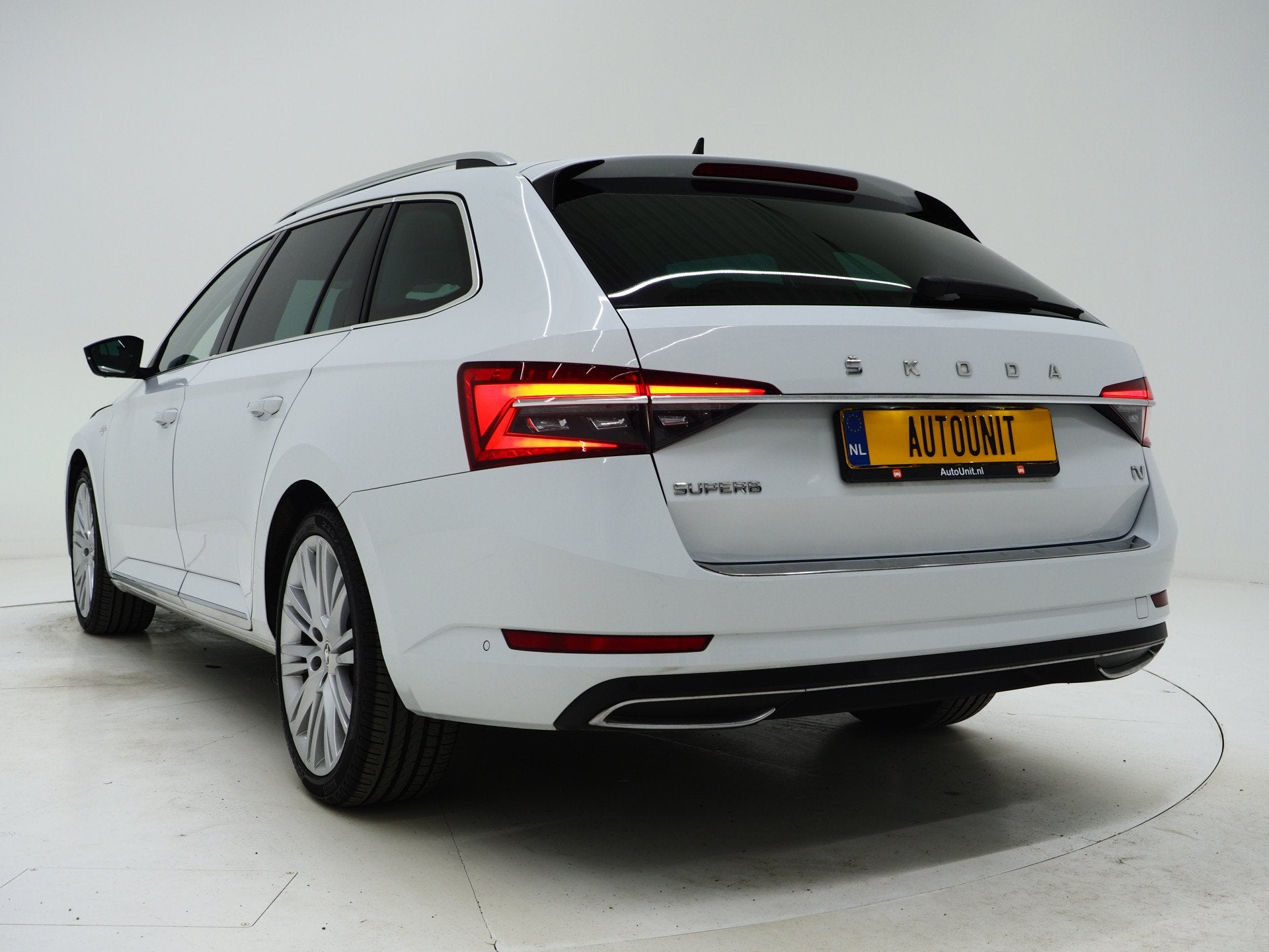 Skoda Superb Combi 1.4 TSI iV Laurin & Klement | Panoramadak, Gebruikt, Zwart, 4 cilinders, Wit