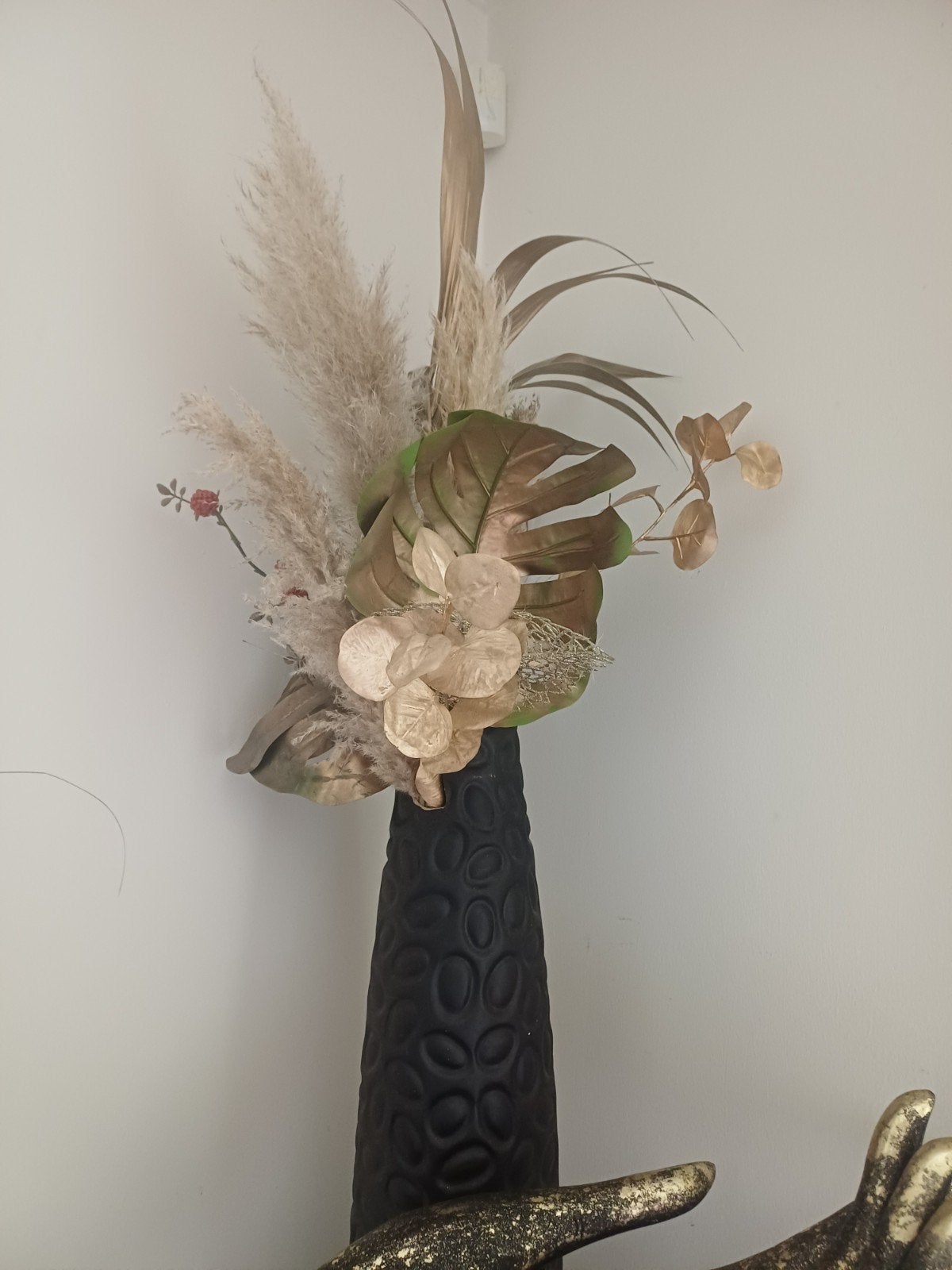 Zwarte vaas met gouden en beige droogbloemen, Overige materialen, Zwart, Ophalen of Verzenden, Zo goed als nieuw