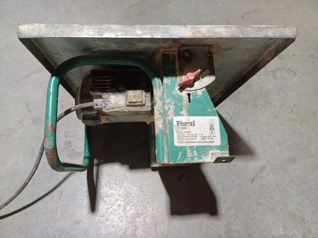 Femi Tegelzaagmachine - Gebruikt, Doe-het-zelf en Verbouw, Ophalen of Verzenden, Gebruikt, Minder dan 700 watt, Werkbankslijpmachine