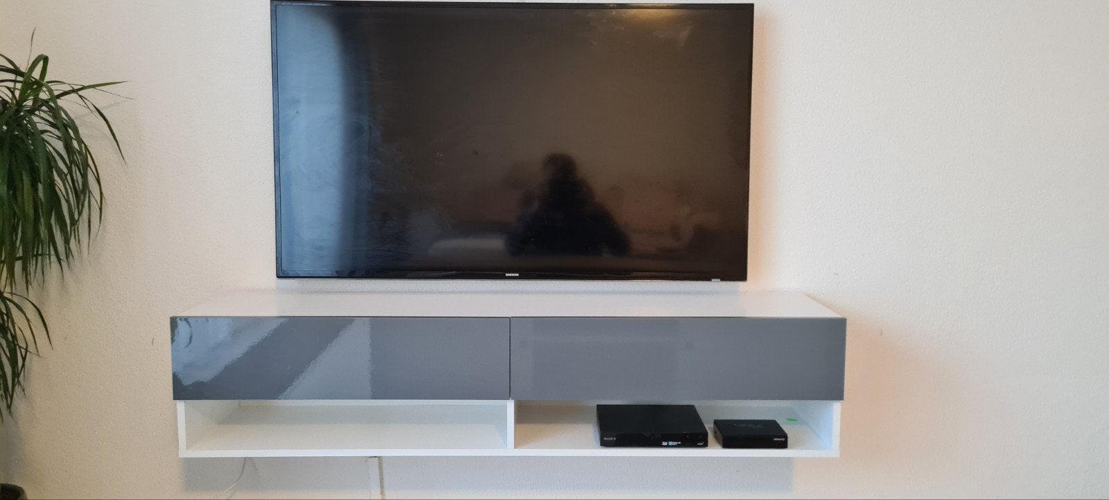 Moet snel weg: Zwevend tv-meubel wit/grijs hoogglans 140 cm, Huis en Inrichting, Kasten | Televisiemeubels, Ophalen, Modern, Zwevend