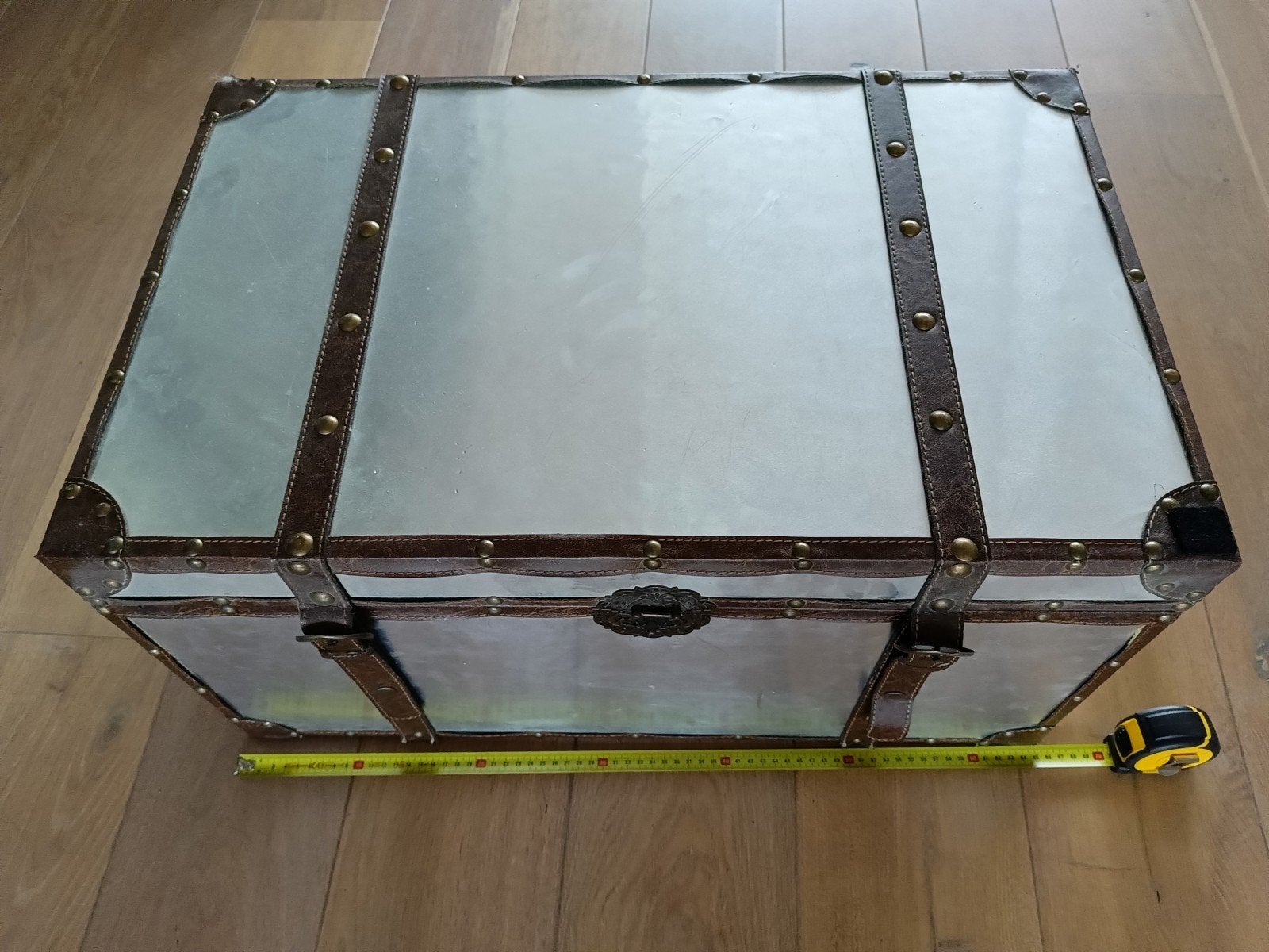 Decoratieve koffer/kist met leer en metaal, Ophalen, Minder dan 50 cm, Gebruikt, 50 tot 100 cm