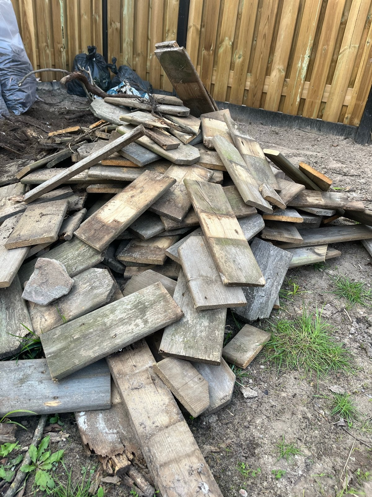 Gratis stookhout: diverse planken en balken, Minder dan 3 m³, Ophalen, Overige houtsoorten, Blokken