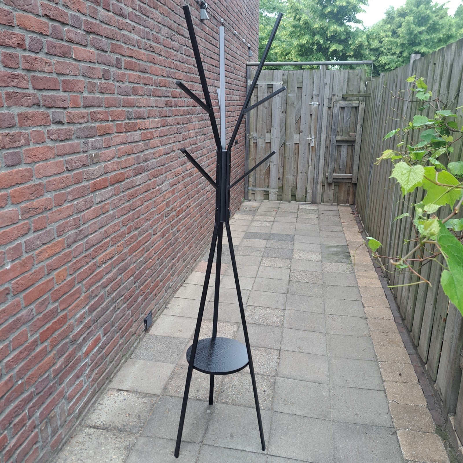 Moderne zwarte staande kapstok met plankje, Huis en Inrichting, Woonaccessoires | Kapstokken, Ophalen, Zo goed als nieuw, Metaal