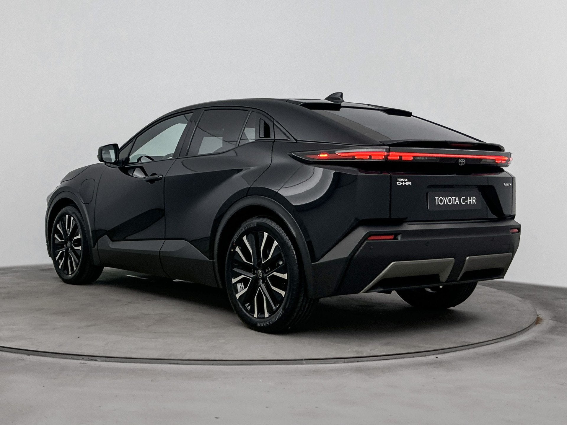 Toyota C-HR+ First Edition 77 kWh *EV-Deal* | Apple Carplay, Auto's, Toyota, 12 maanden, Stof, 24 min, Zwart