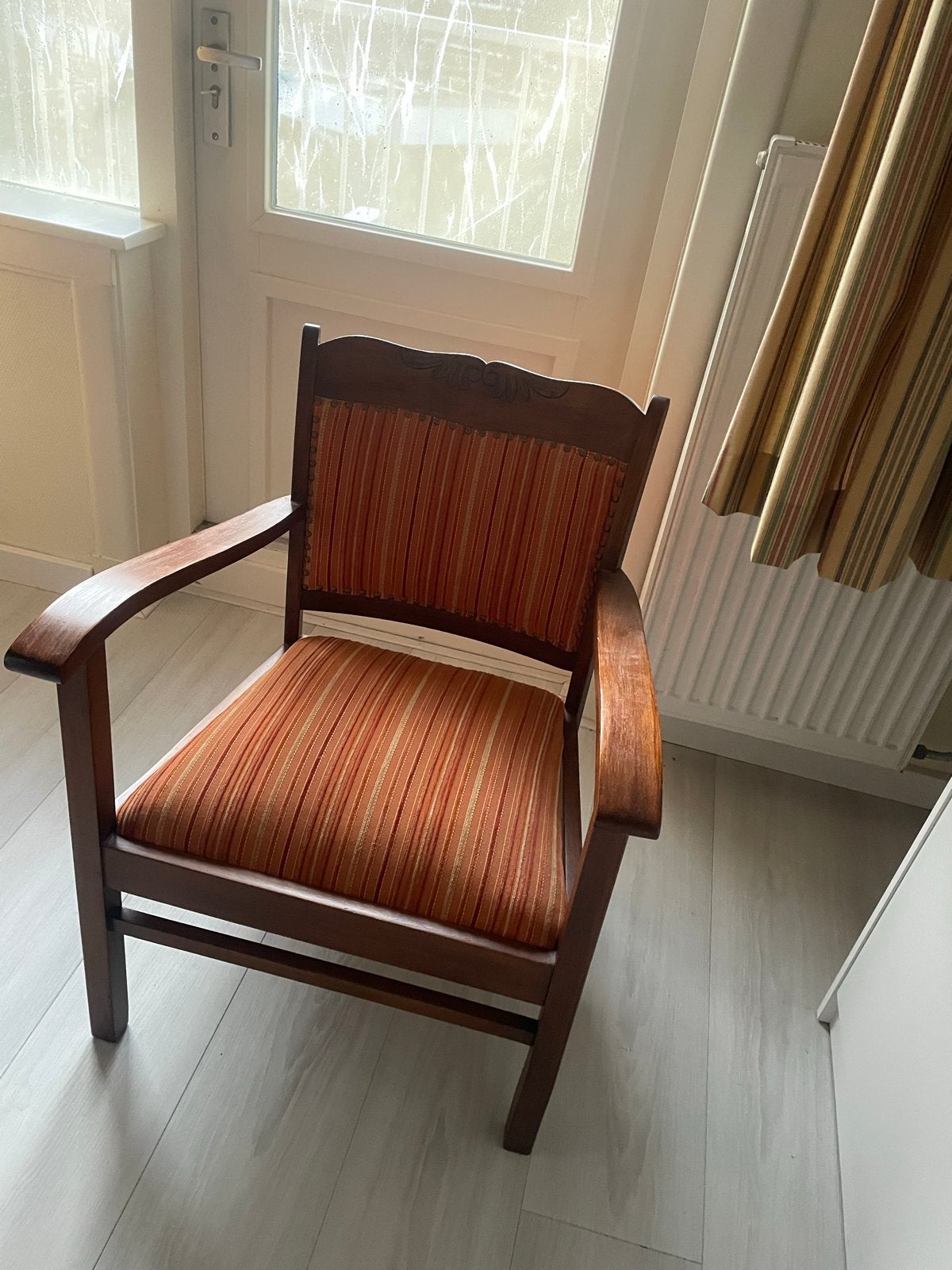 Vintage houten fauteuil met gestreepte bekleding, Antiek en Kunst, Ophalen