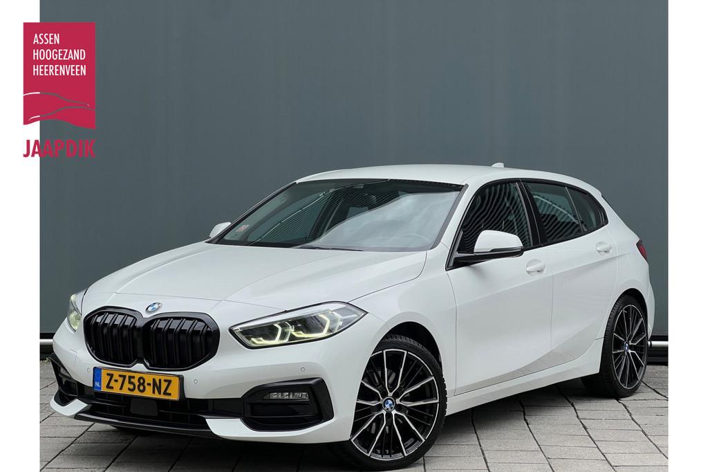BMW 1-serie BWJ 2021 | 118i 136PK High Ex AUTOMAAT | SPORTST, Auto's, BMW, 136 pk, Gebruikt, Leder en Stof, Wit