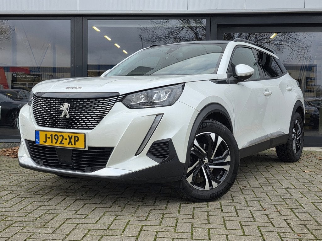 Peugeot 2008 1.2 PureTech Allure + LED + KEYLESS + CAMERA +, Auto's, Peugeot, 101 pk, Gebruikt, 1199 cc, Leder en Stof