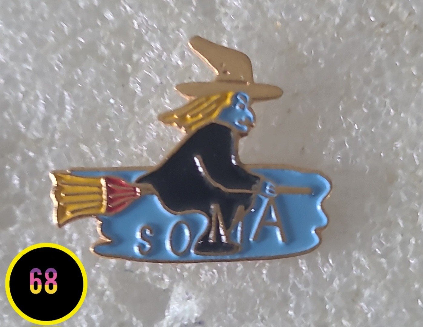 Vintage Heks op Bezem Pin - 'SOMA' - Uniek Verzamelobject, Verzenden