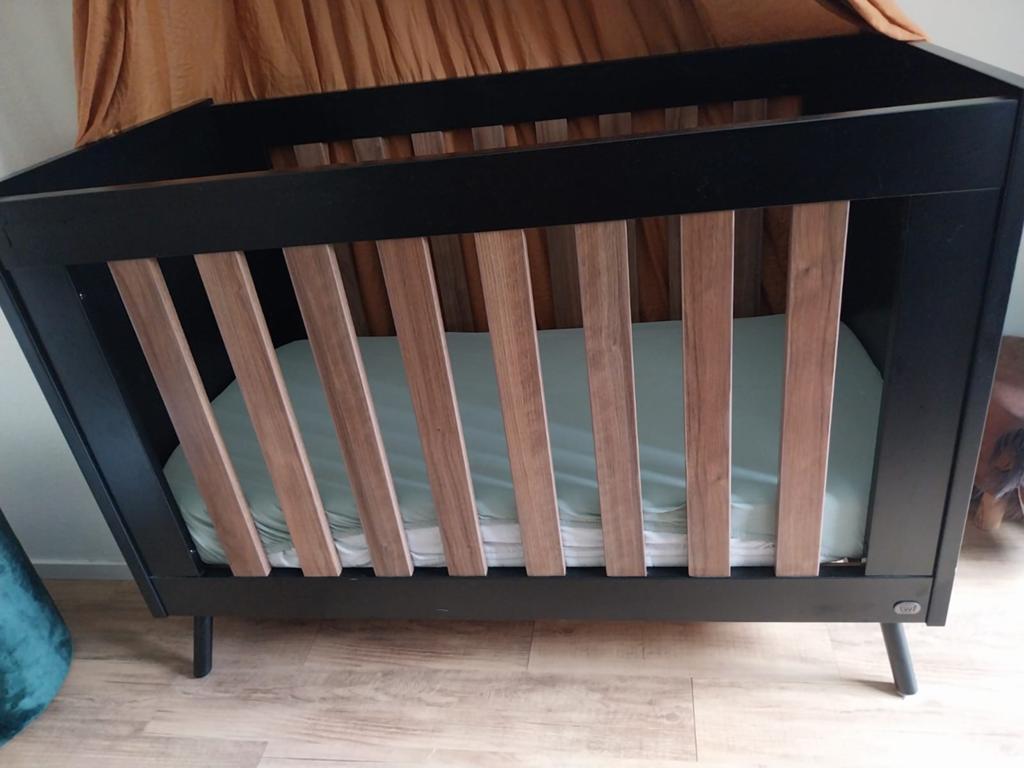 TWF Retro Ledikant Zwart 60x120 cm & Commode Set, Kinderen en Baby's, Kinderkamer | Complete kinderkamers, Ophalen, Zo goed als nieuw