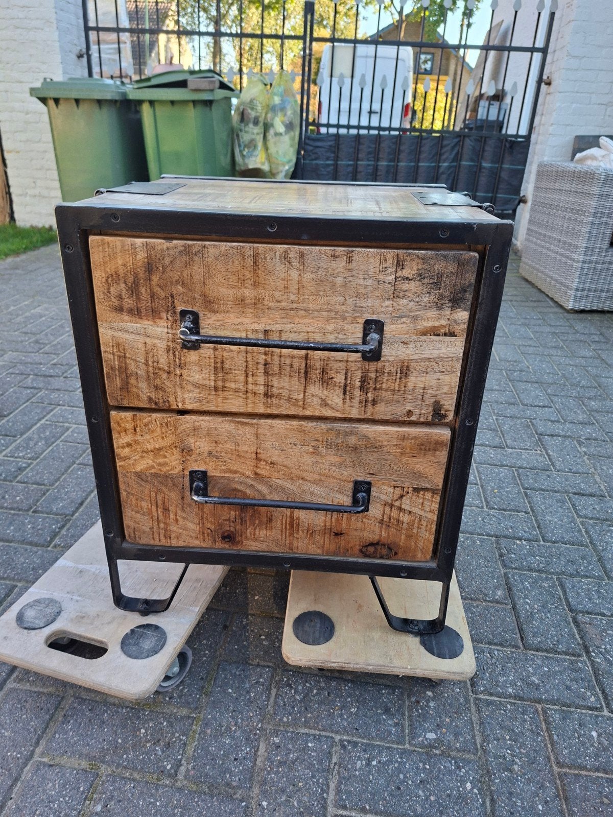 Nachtkastje / Bijzettafel van mangohout en metaal, Huis en Inrichting, Gebruikt, 1 of 2 laden, 50 tot 100 cm, Minder dan 100 cm