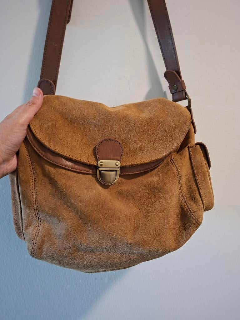 Massimo Dutti splitsuede schoudertas - zo goed als nieuw, Overige merken, Bruin, Ophalen of Verzenden, Zo goed als nieuw