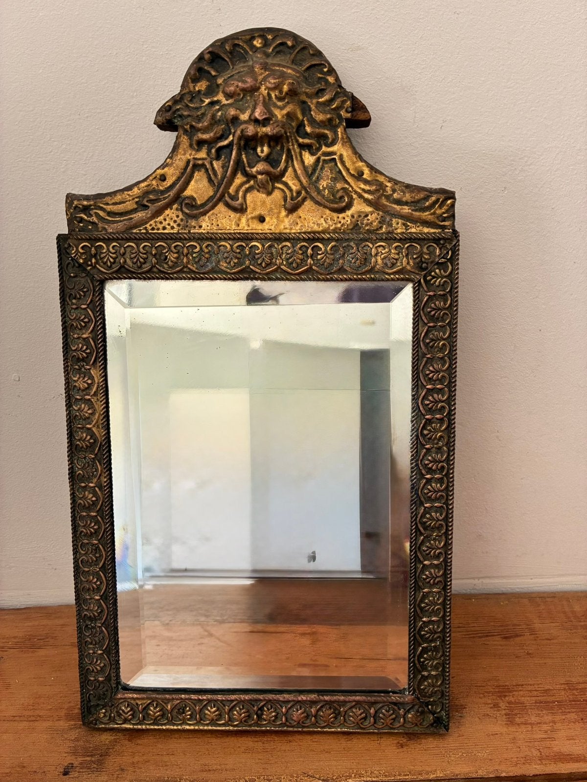 Antieke wandspiegel met leeuwenkop decoratie koper messing, Antiek en Kunst, Ophalen of Verzenden