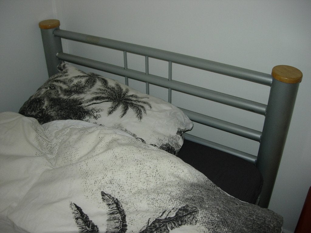 Grijs metalen bed met een toefje hout, Ophalen, Gebruikt, 90 cm, Eenpersoons