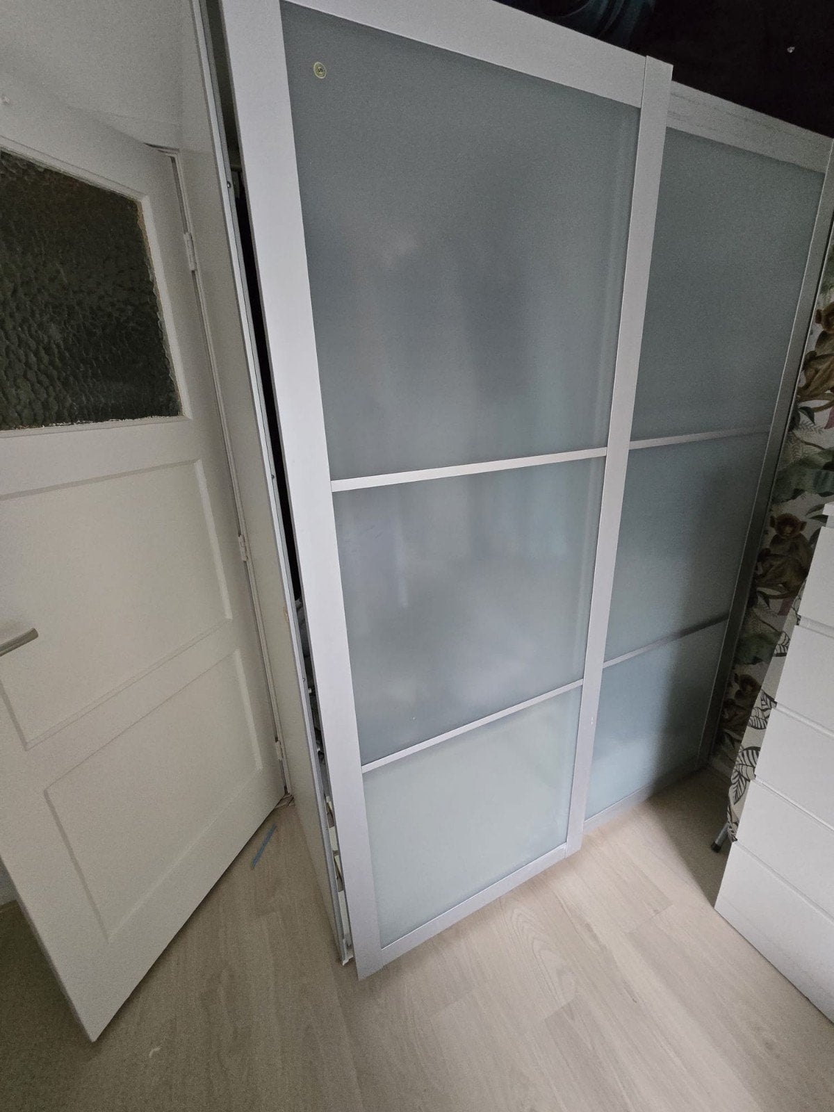 Witte kledingkast met schuifdeuren en hangruimte, Huis en Inrichting, Gebruikt, 100 tot 150 cm, 200 cm of meer, Met plank(en)