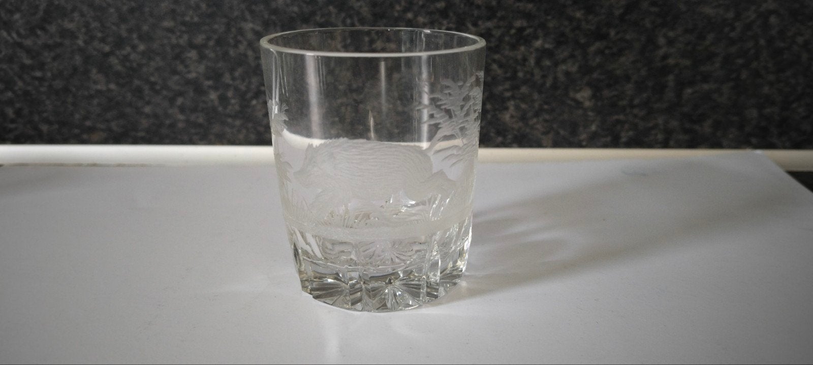 Kristallen borrelglaasje met gegraveerd wild zwijn, Ophalen of Verzenden