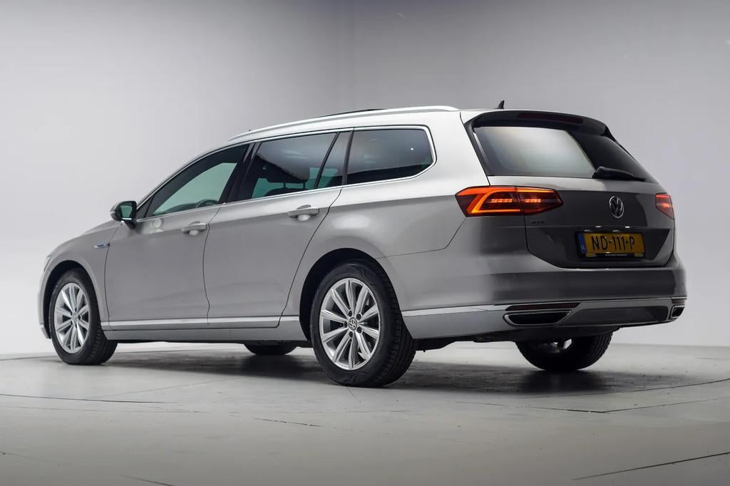 Volkswagen Passat 1.4 TSI GTE [ Panoramadak Camera LED ], Auto's, Automaat, Gebruikt, Hybride Elektrisch/Benzine, 93 €/maand