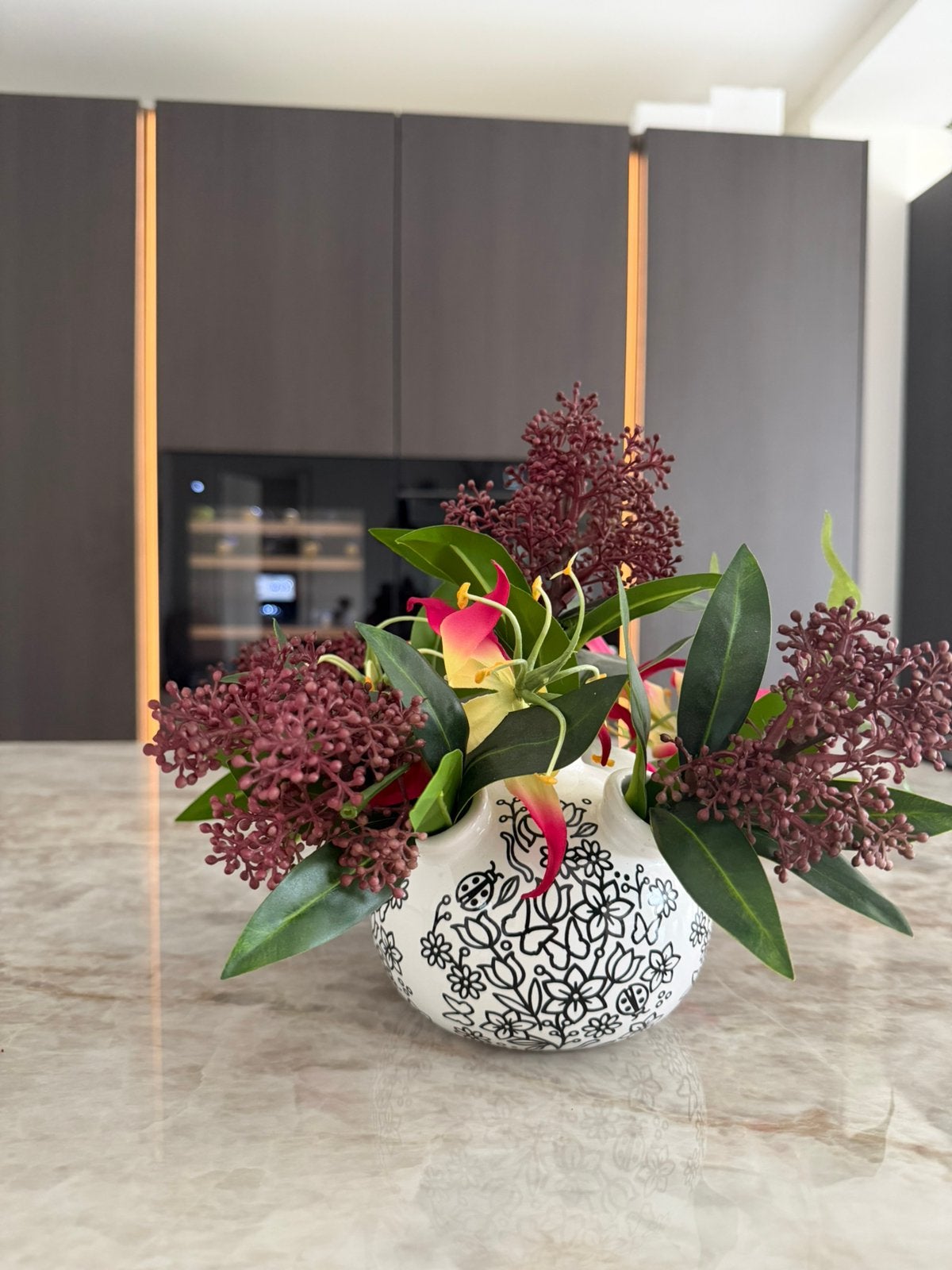 Tulpenvaas met leuke bloemen, Ophalen, Inclusief decoratie, Zo goed als nieuw, Steen/keramiek