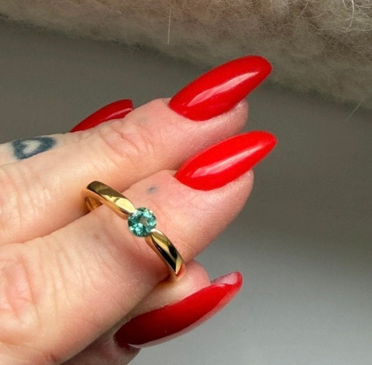 Vergulde ring met indigoliet blauwe toermalijn, J.LO, Ophalen, Blauw, Zo goed als nieuw, 17 tot 18