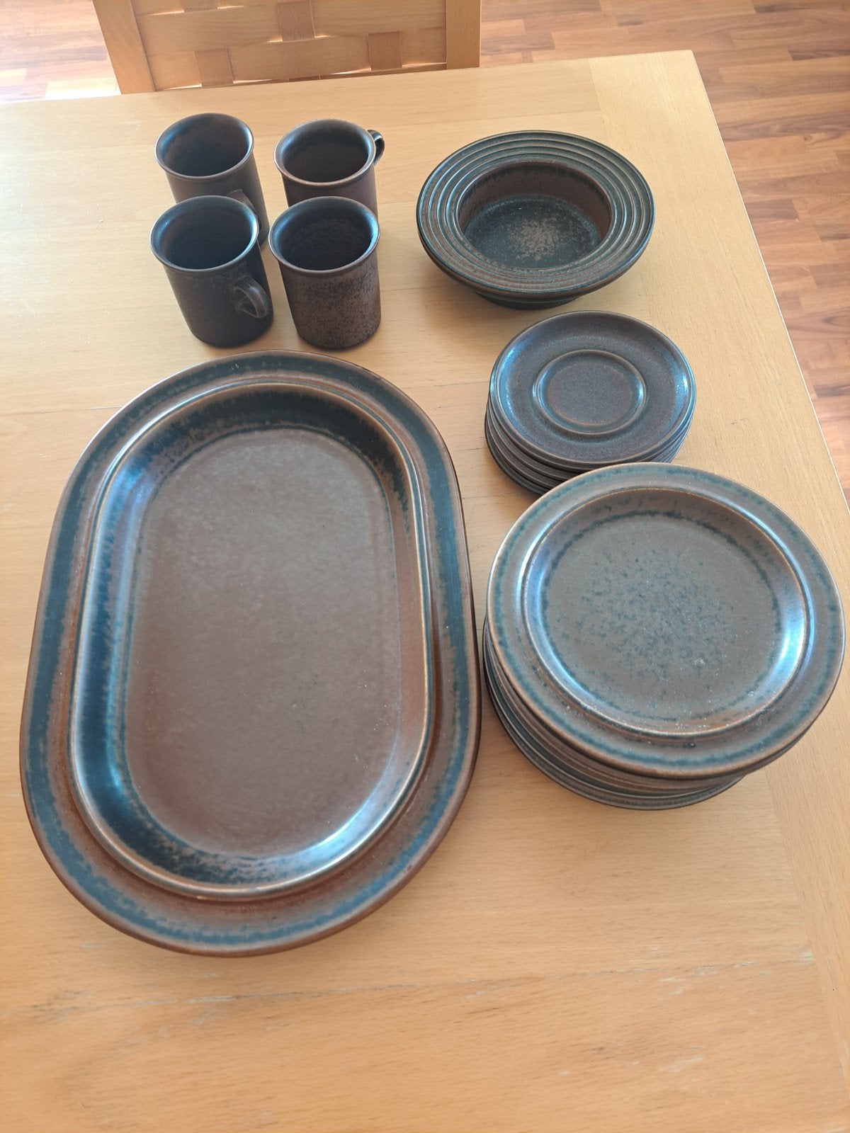 Vintage Arabia servies - borden, schotels, kommen en mokken, Ophalen, Gebruikt, Aardewerk, Overige stijlen