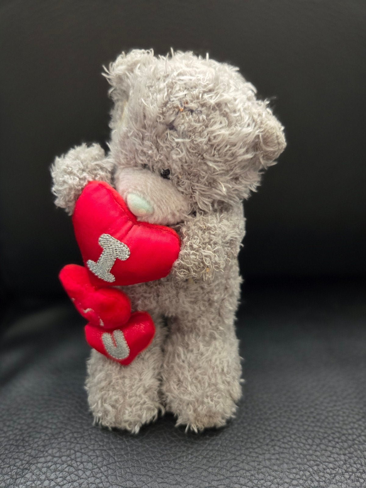 Grijs Me to you beertje met hartjes +/_ 17 cm ZGAN, Verzamelen, Beren en Cherished Teddies, Ophalen of Verzenden, Zo goed als nieuw