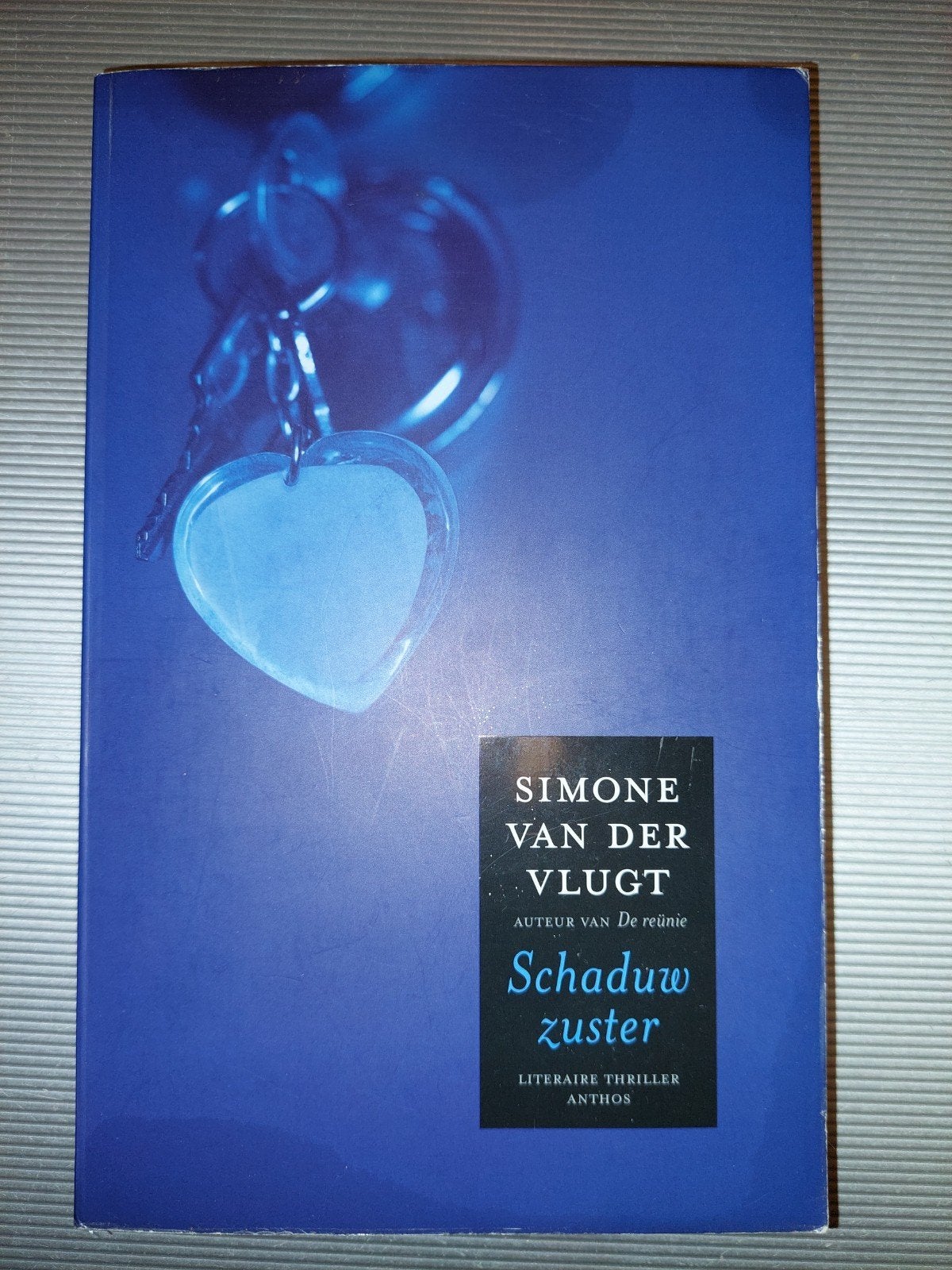 Simone van der Vlugt - Schaduwzuster (Literaire thriller), Ophalen of Verzenden, Gelezen, Simone van der Vlugt, Nederland