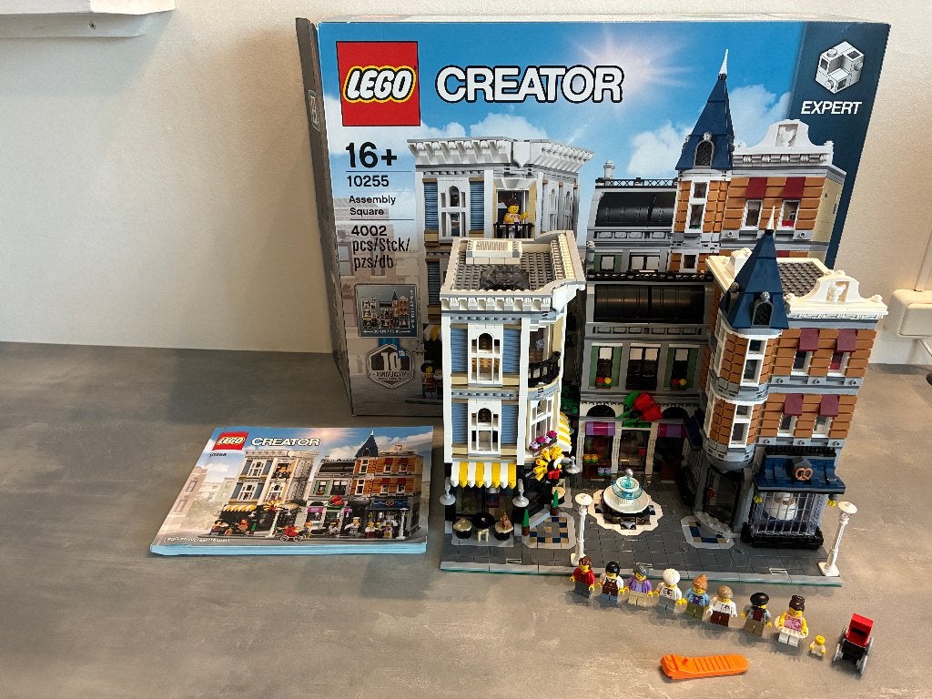Lego 10255 Creator Expert Gebouwenset met doos, Kinderen en Baby's, Speelgoed | Duplo en Lego, Lego, Ophalen of Verzenden, Zo goed als nieuw