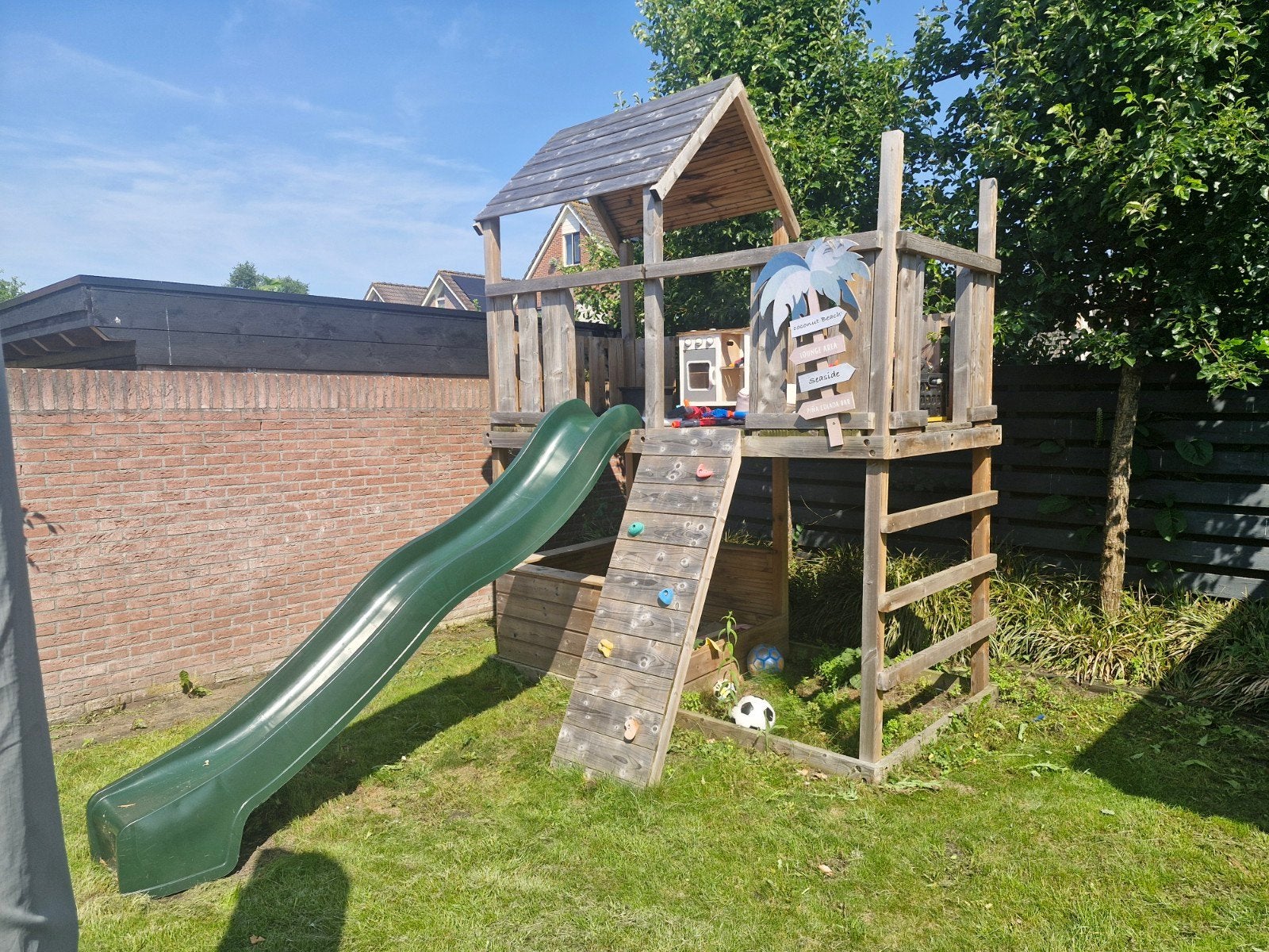Houten Speelhuis met Glijbaan, Klimwand en Zandbak, Kinderen en Baby's, Speelgoed | Buiten | Speelhuisjes, Gebruikt, Hout, Ophalen