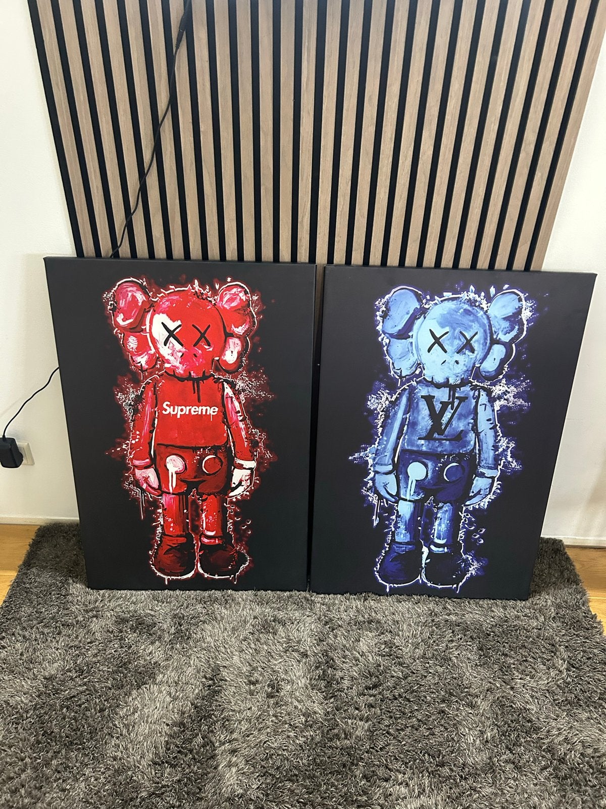 Set van 2 KAWS-stijl schilderijen: Supreme & Louis Vuitton, Antiek en Kunst, Ophalen of Verzenden, Print, Textiel, Stripfiguren/cartoons