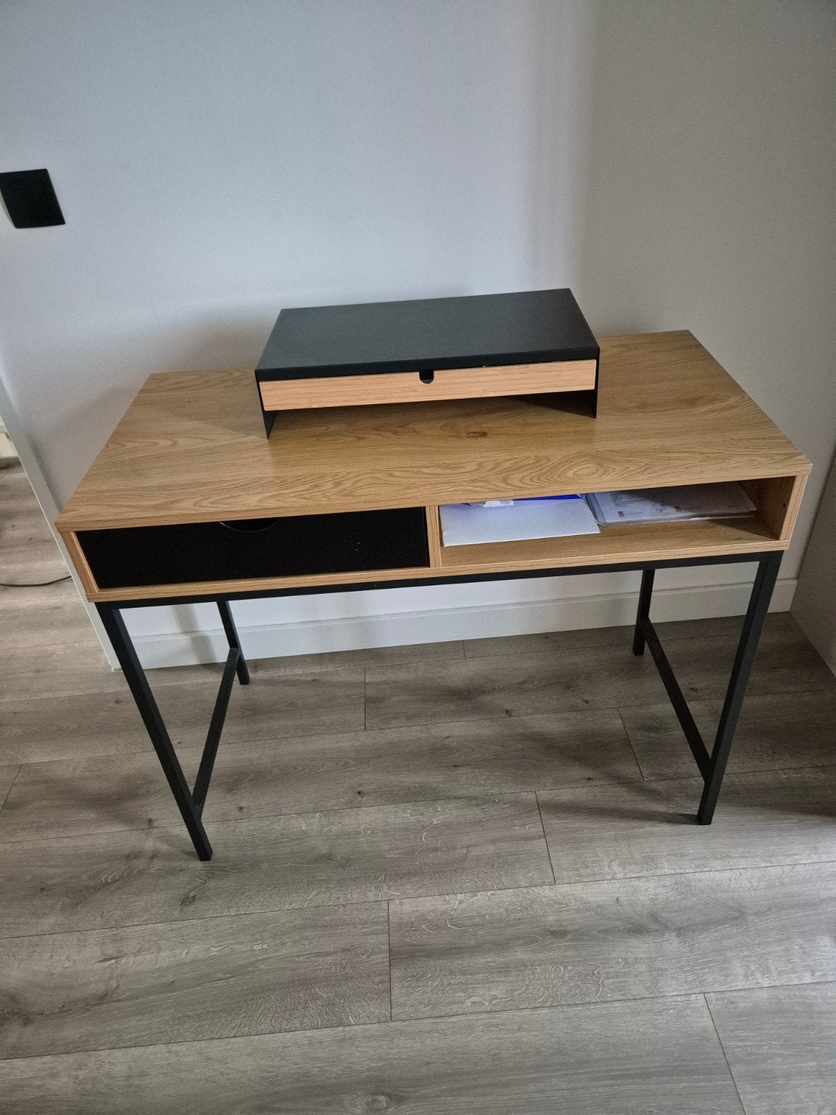 Modern bureau met lade en opbergvakken, Ophalen, Met lades, Gebruikt, Hout