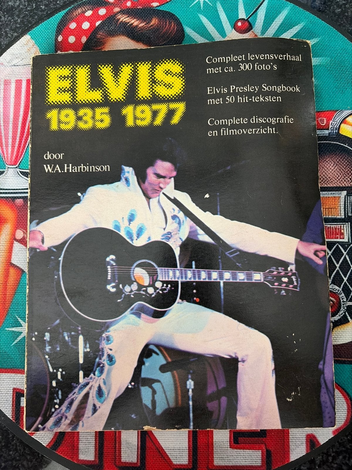 Elvis 1935-1977: Compleet levensverhaal met foto's, Ophalen of Verzenden, Gelezen, Artiest