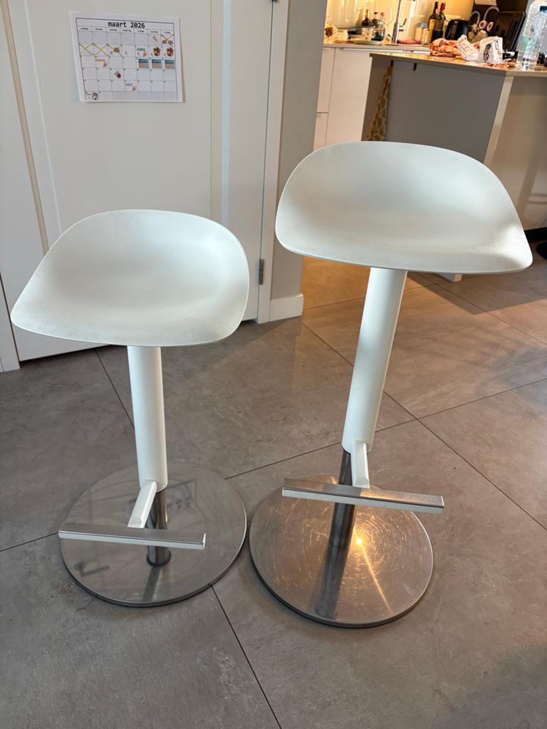 IKEA Janinge barkruk wit, in hoogte verstelbaar - 2 stuks, Huis en Inrichting, Barkrukken, Ophalen, Kunststof, Gebruikt, In hoogte verstelbaar
