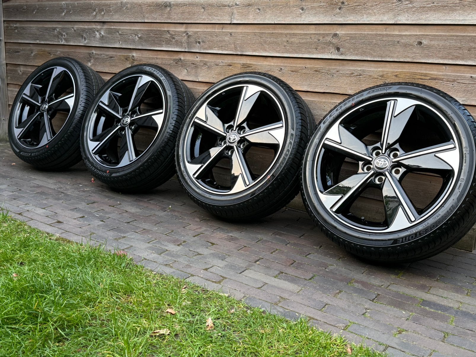 Orig NIEUW Toyota Yaris Hybrid 17 inch velgen + zomerbanden, Auto-onderdelen, Banden en Velgen, Nieuw, 17 inch, Personenwagen