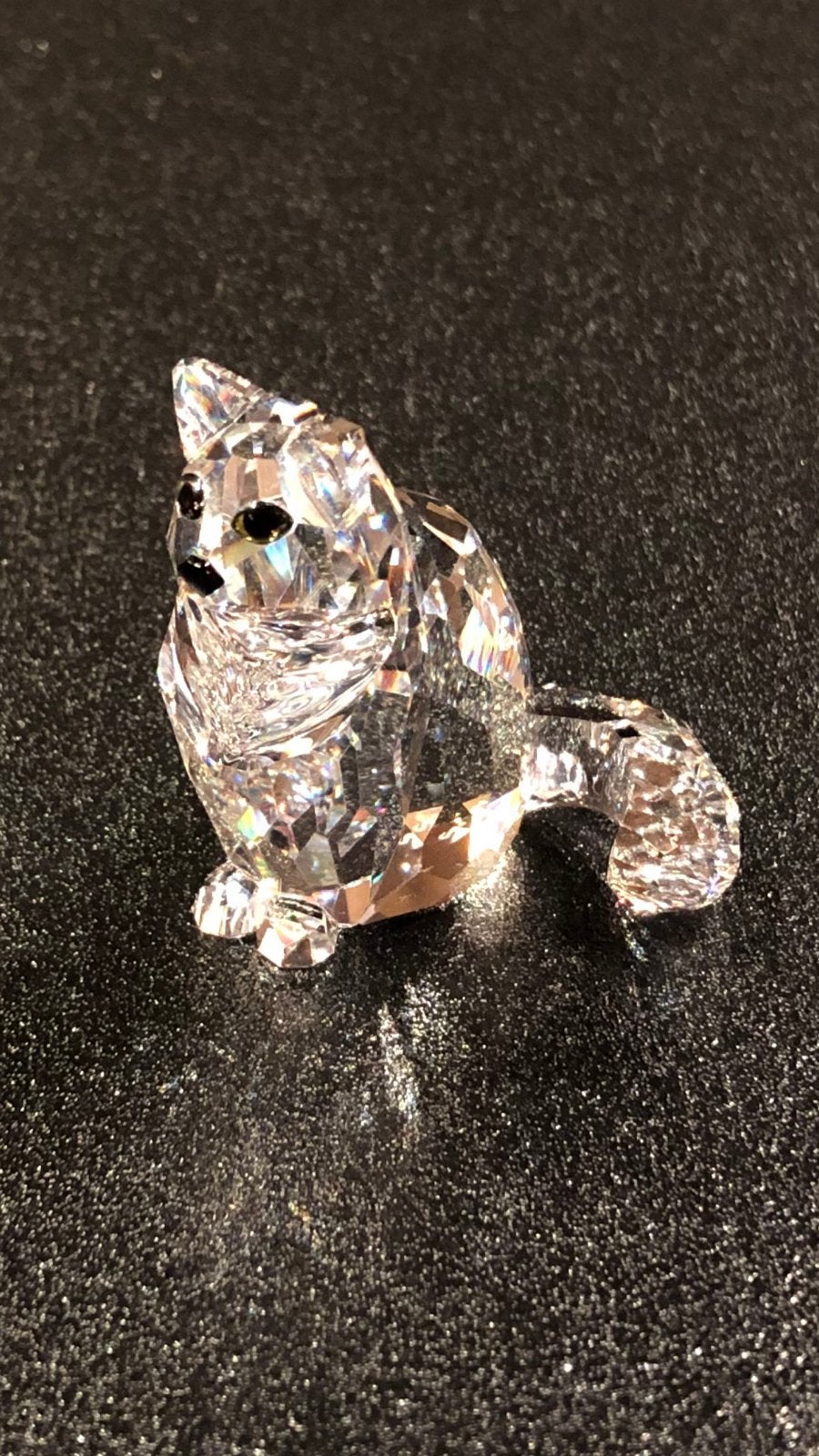 NIEUWSTAAT SWAROVSKI KAT POES BEELDJE, Verzamelen, Swarovski, Ophalen of Verzenden, Zo goed als nieuw, Figuurtje