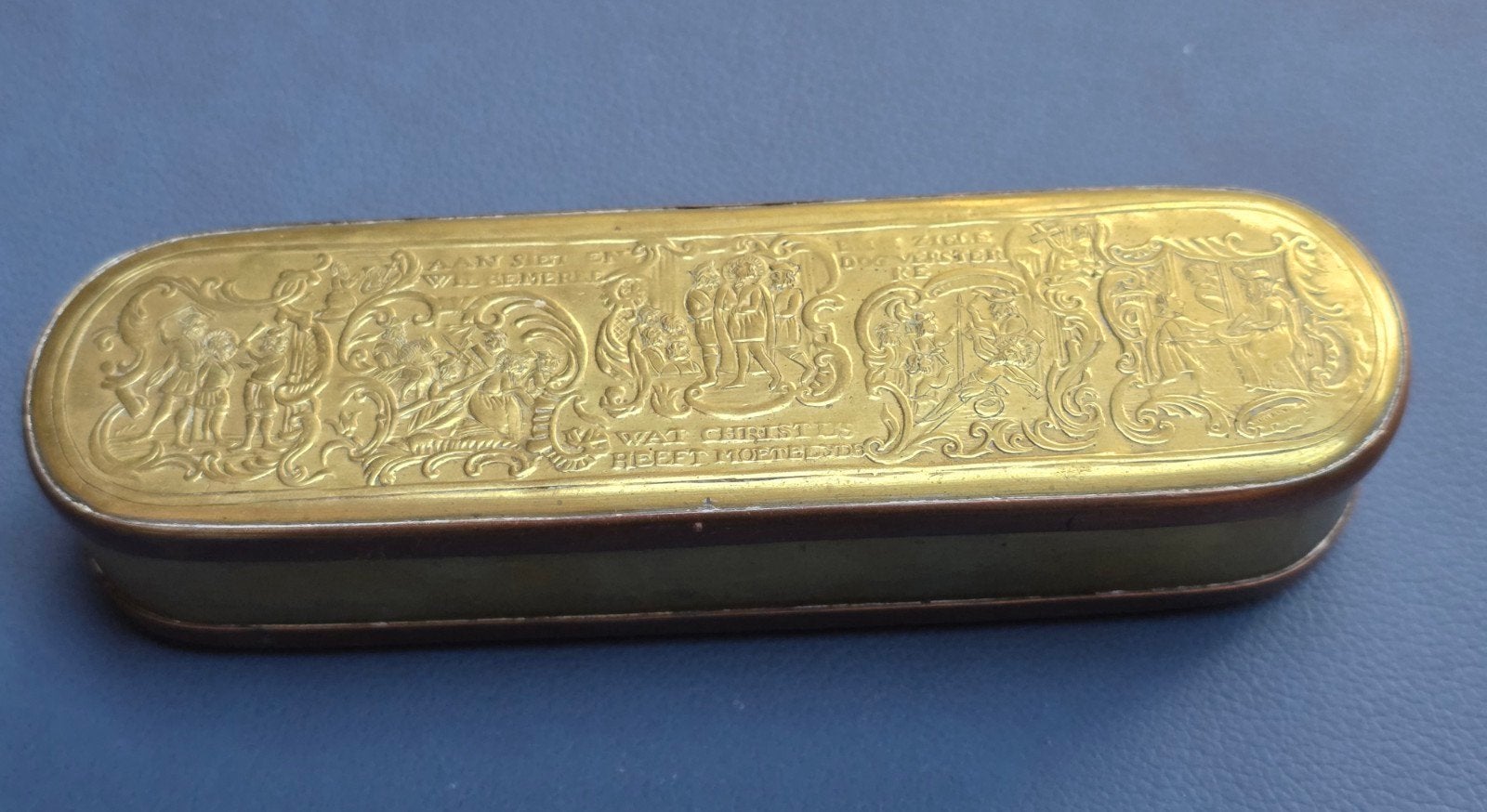 18e eeuwse gegraveerde koperen tabaksdoos bijbelse scenes, Antiek en Kunst, Ophalen of Verzenden, Koper