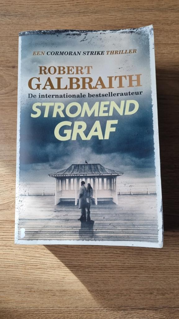 Robert Galbraith - Stromend graf (deel 7 Cormaron Strike), Boeken, Ophalen of Verzenden, Gelezen, Robert Galbraith