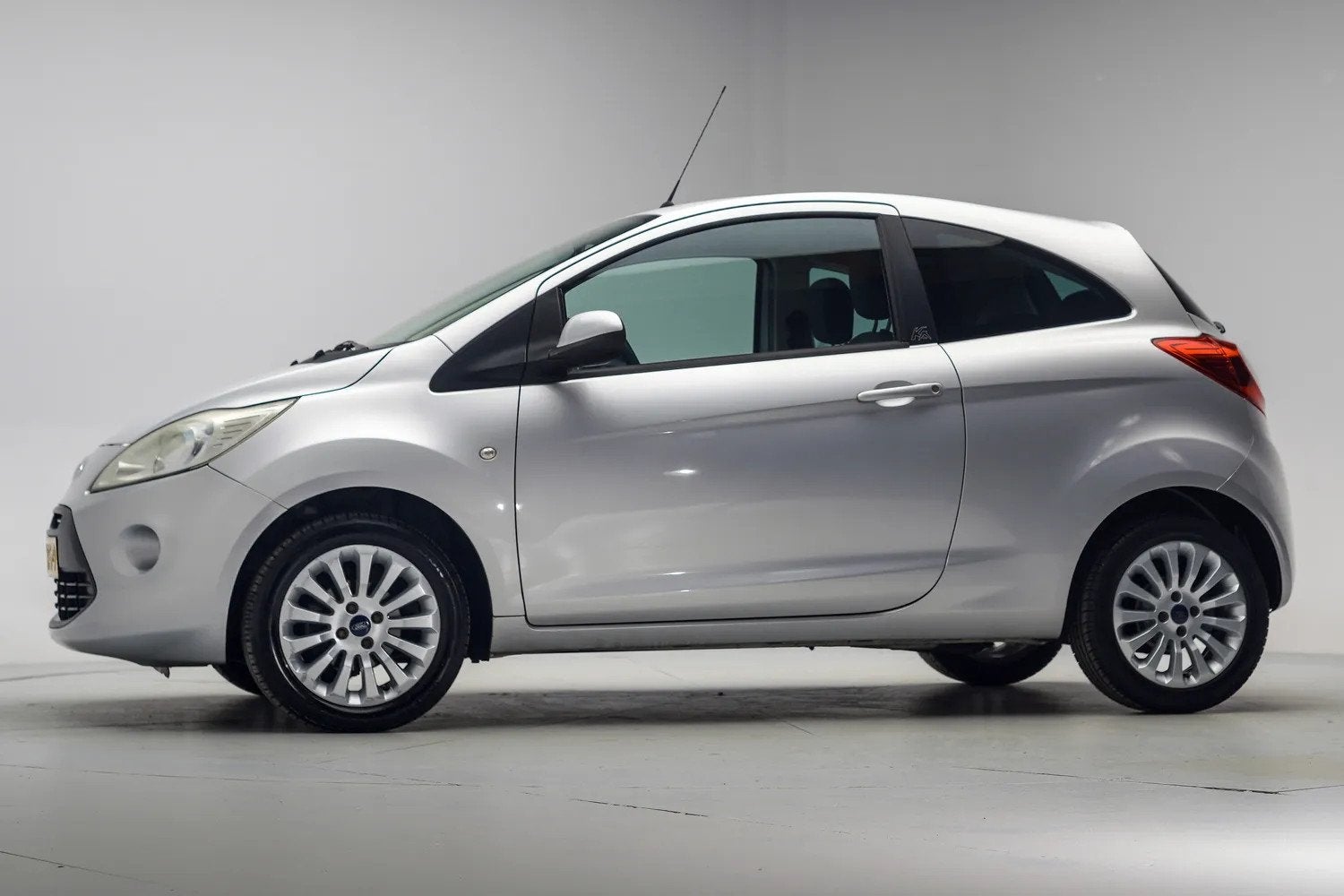 Ford Ka 1.2 Titanium [ Airco LMV Isofix Elektrische Ramen ], Gebruikt, 1242 cc, 4 cilinders, 4 stoelen