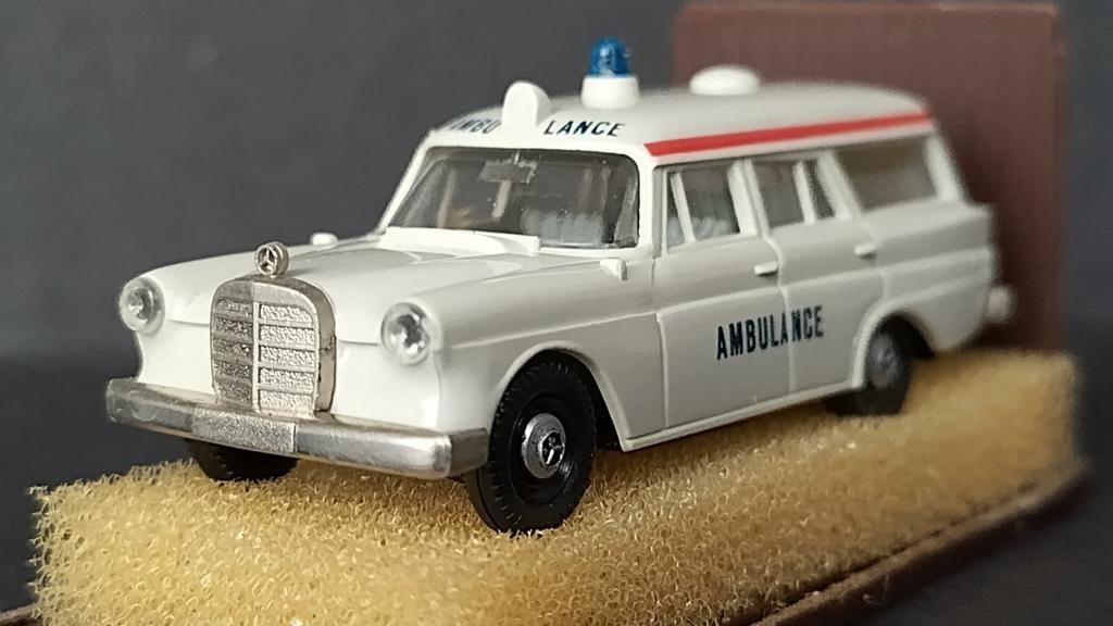 Mercedes Benz 190 Ambulance 1:87 Brekina Pol, Hobby en Vrije tijd, Modelauto's | 1:87, Auto, ., Nieuw, Ophalen of Verzenden
