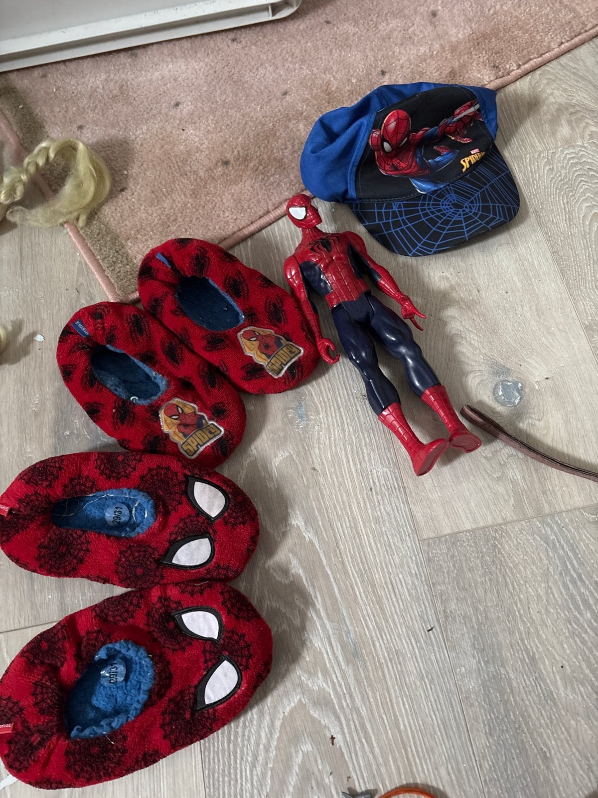 Spiderman set: pantoffels, pet en actiefiguur, Ophalen of Verzenden, Gebruikt