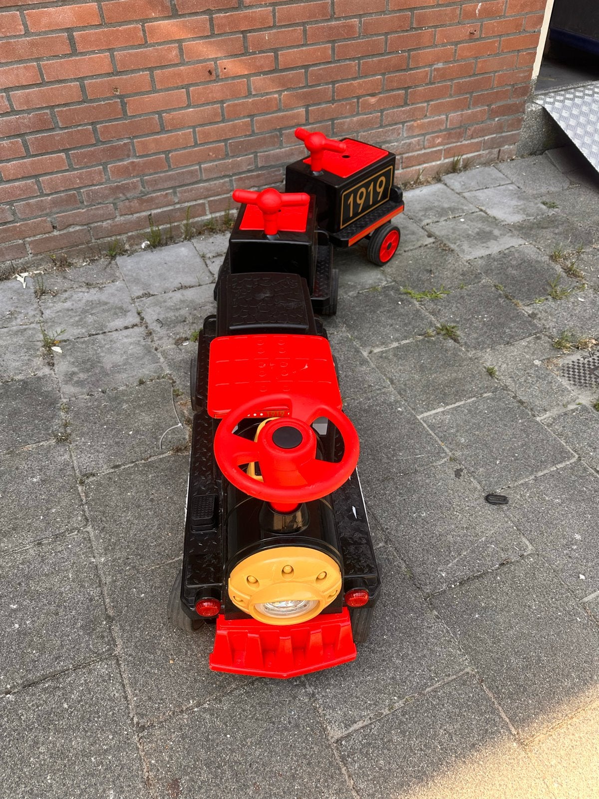 Grote elektrische speelgoedtrein met 2 wagons, Ophalen, Zo goed als nieuw