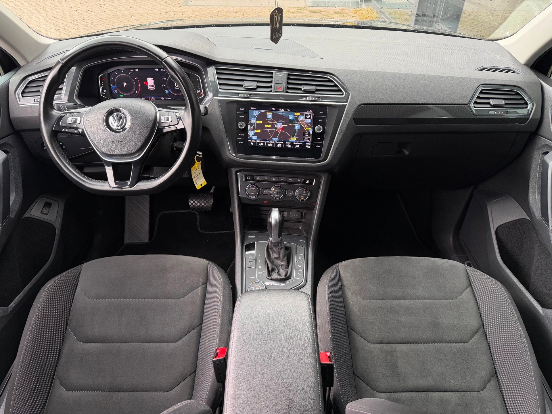 Volkswagen Tiguan 2.0 TSI 4Motion R-Line DSG ACC Lane Camera, Auto's, Automaat, Dealer onderhouden, 15 km/l, Zwart