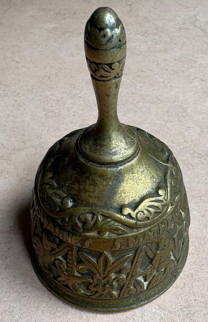 Fraaie antieke kloosterbel, ruim 9 cm hoog, Ophalen of Verzenden, Koper