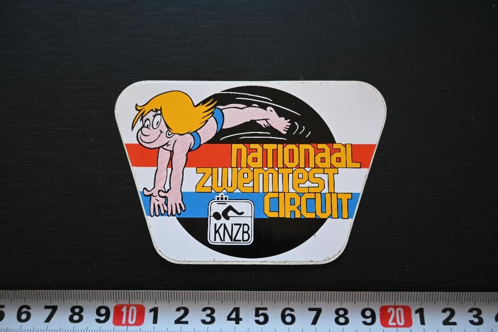sticker zwemmen KNZB strip rob gorter nat. zwemtest circuit, Verzamelen, Ophalen, Zo goed als nieuw