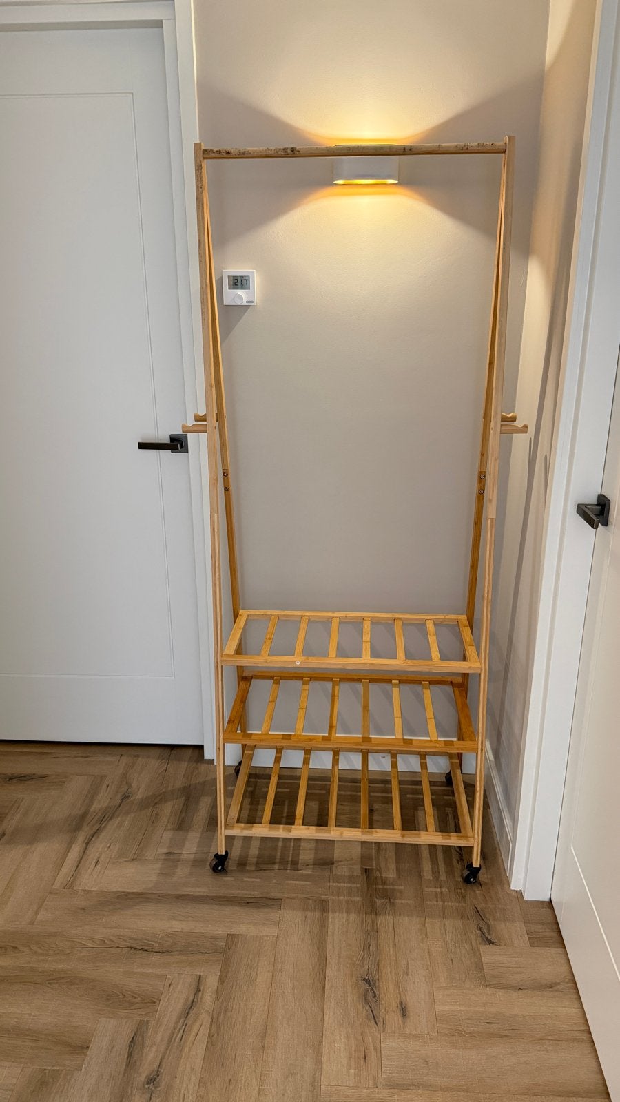 Houten kledingrek op wieltjes met 2 planken, Ophalen of Verzenden, Met wielen, Gebruikt