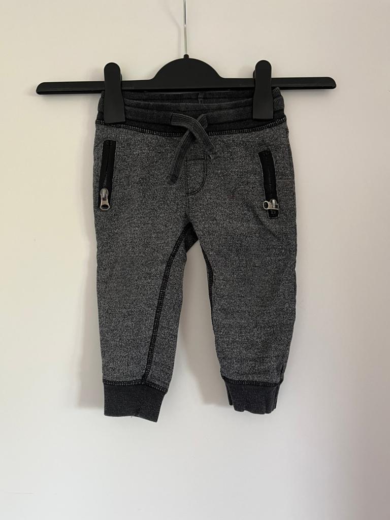 Donkergrijs effen broek met elastiek / joggingbroek, maat 80, Kinderen en Baby's, Babykleding | Maat 80, Ophalen of Verzenden